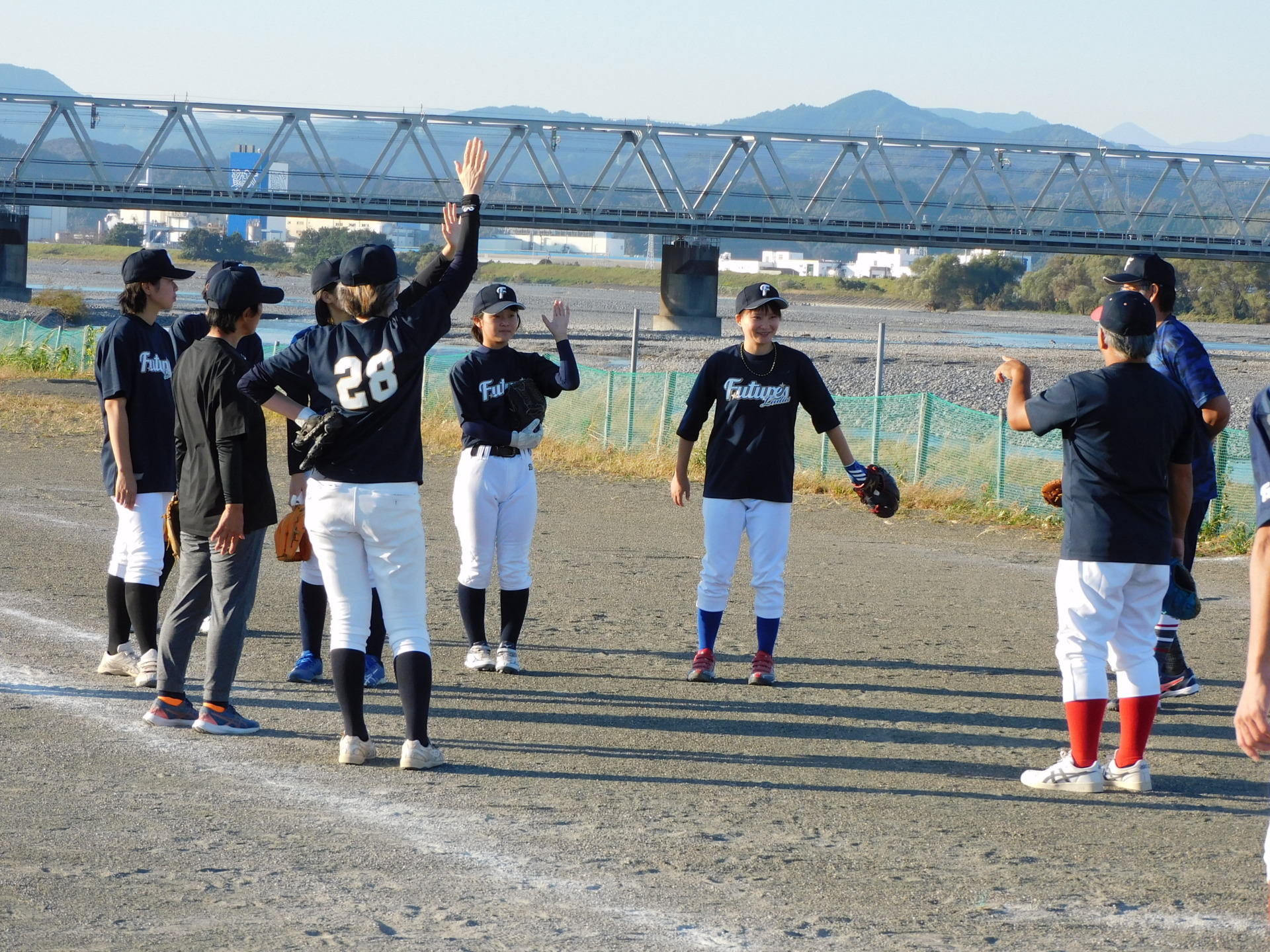 中学1年の経験者から64歳の初心者まで　静岡市の女子軟式チームが体現する野球の魅力