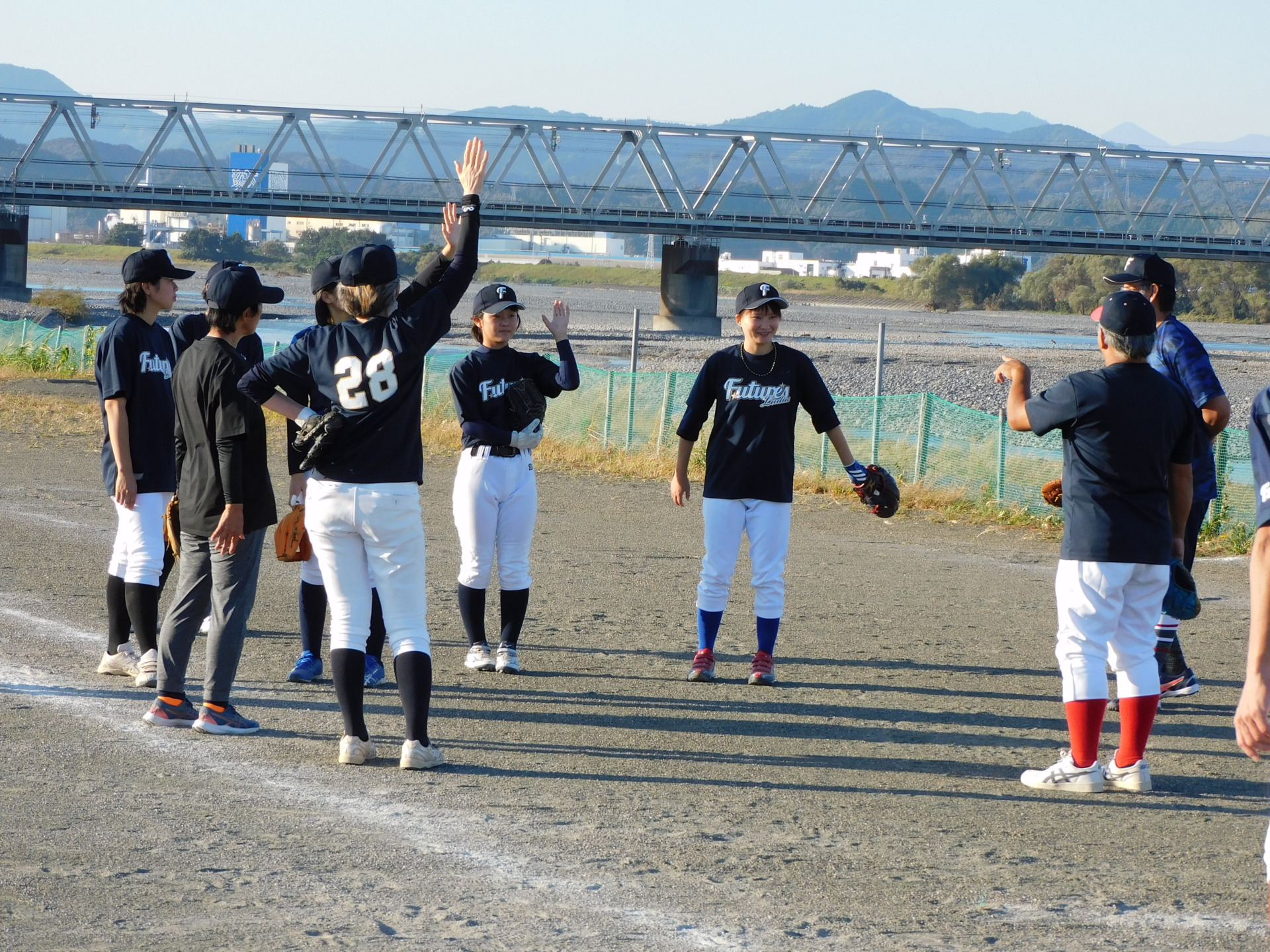 中学1年の経験者から64歳の初心者まで　静岡市の女子軟式チームが体現する野球の魅力