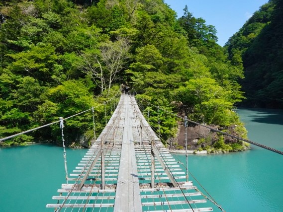 パワースポット「夢のつり橋」4か月ぶり通行再開　湖がエメラルドグリーンに輝くワケ