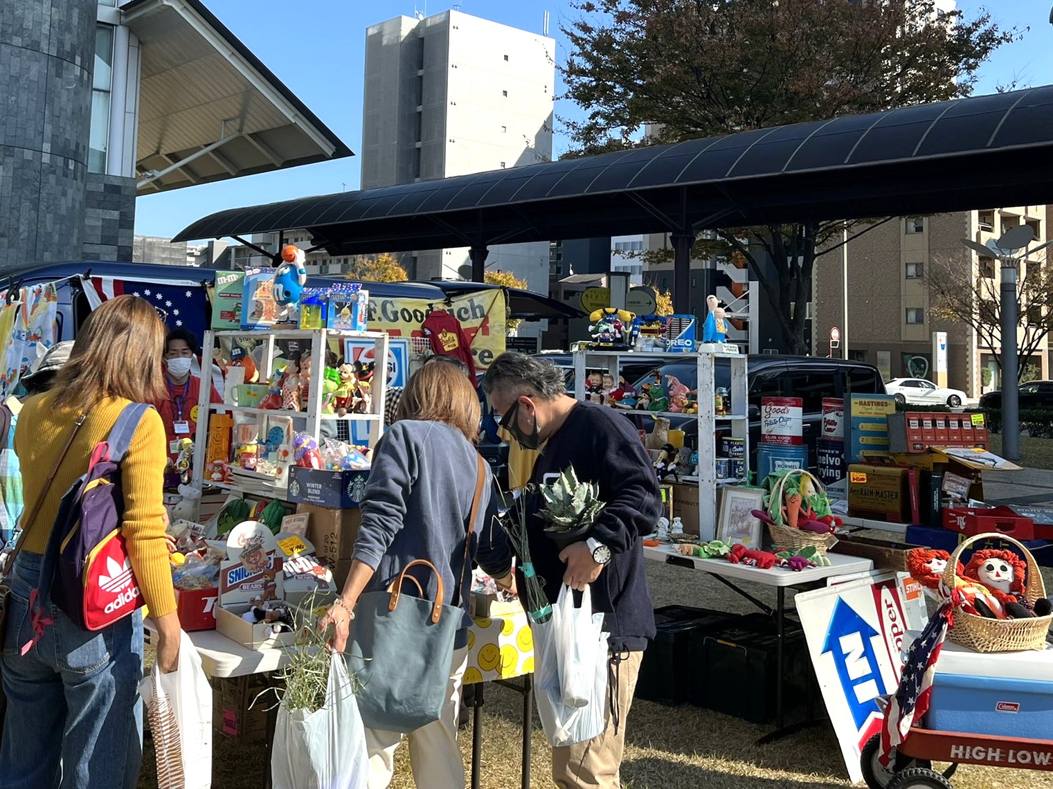 静岡県最大級アンティークと多肉植物の祭典　人気お笑い芸人のステージも