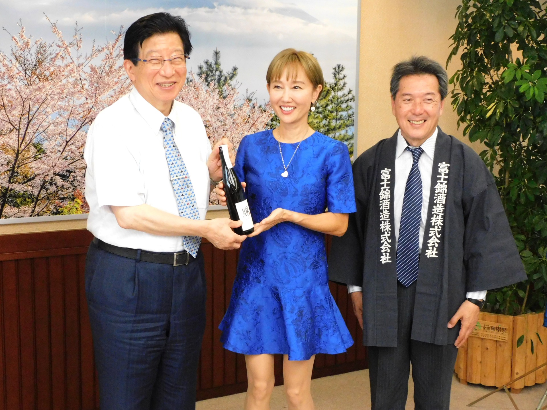 本気で農業に励むハリウッド女優　自ら育てた米で造った日本酒　静岡県知事に贈呈