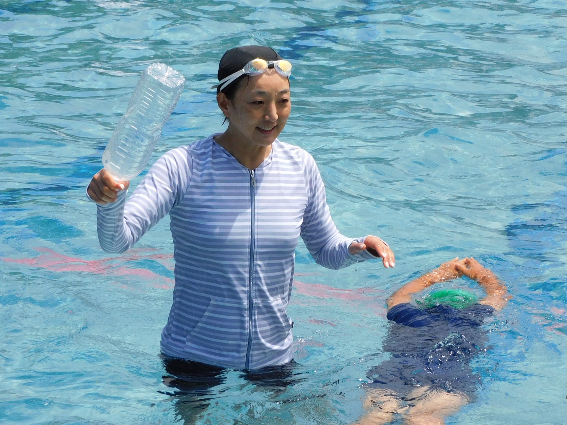 競泳の五輪金メダリストが伝える命を守る着衣泳　ペットボトルで水に浮く方法指導