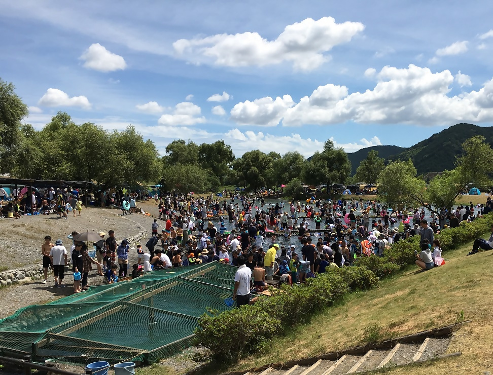 うしづま水辺の楽校4年ぶりに開校　無料で水遊び　いかだや魚のつかみ取りも