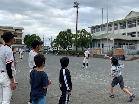 イチロー氏も注目　富士高校野球部が小学生に投げ方指導　5メートル伸びた児童も