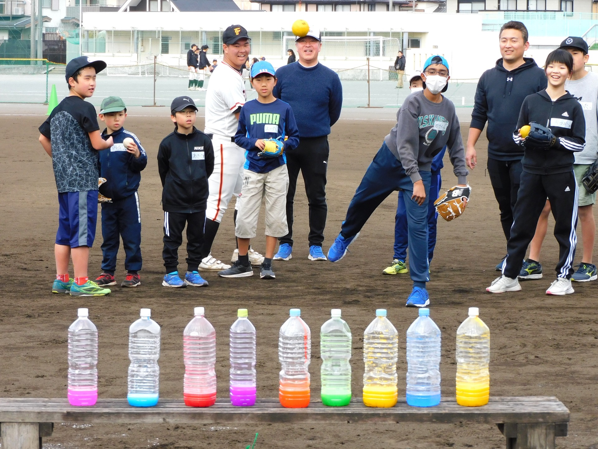 グラブにボール入れたまま…大谷グラブ活用できない　小学校の悩みを高校球児が解決