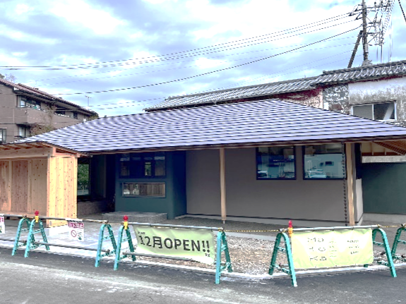伊豆のバス停留所にカフェオープン　看板はバウムクーヘン　食べ歩きメニューも充実