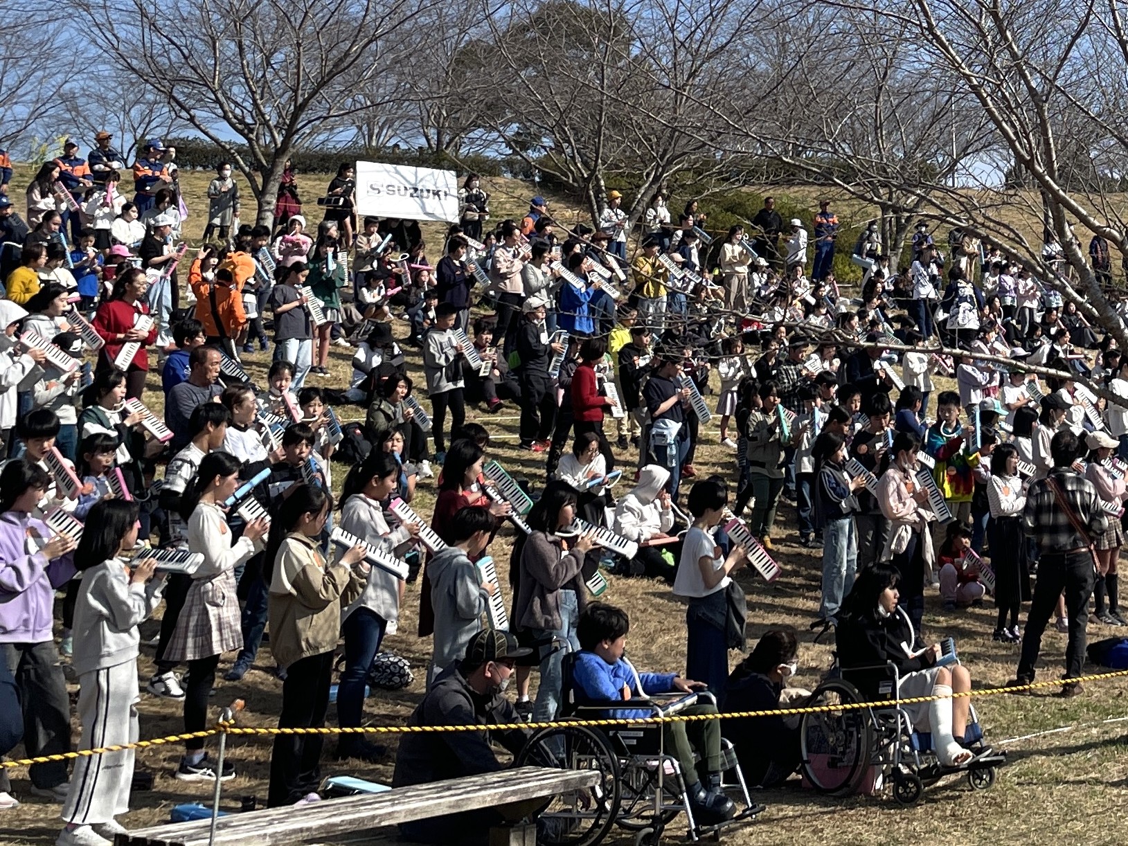 音楽の街で楽器演奏のギネス世界記録　905人が同時に　5分間テンポ乱さず演奏