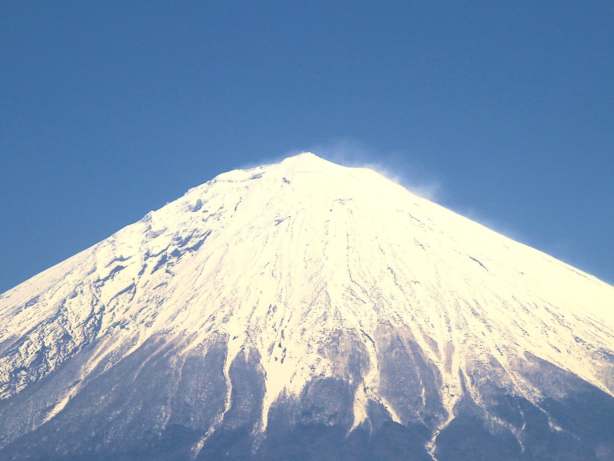 富士山でルール逸脱して遭難　救助費の自己負担に「法律の壁」　知事は「議論の余地ある」
