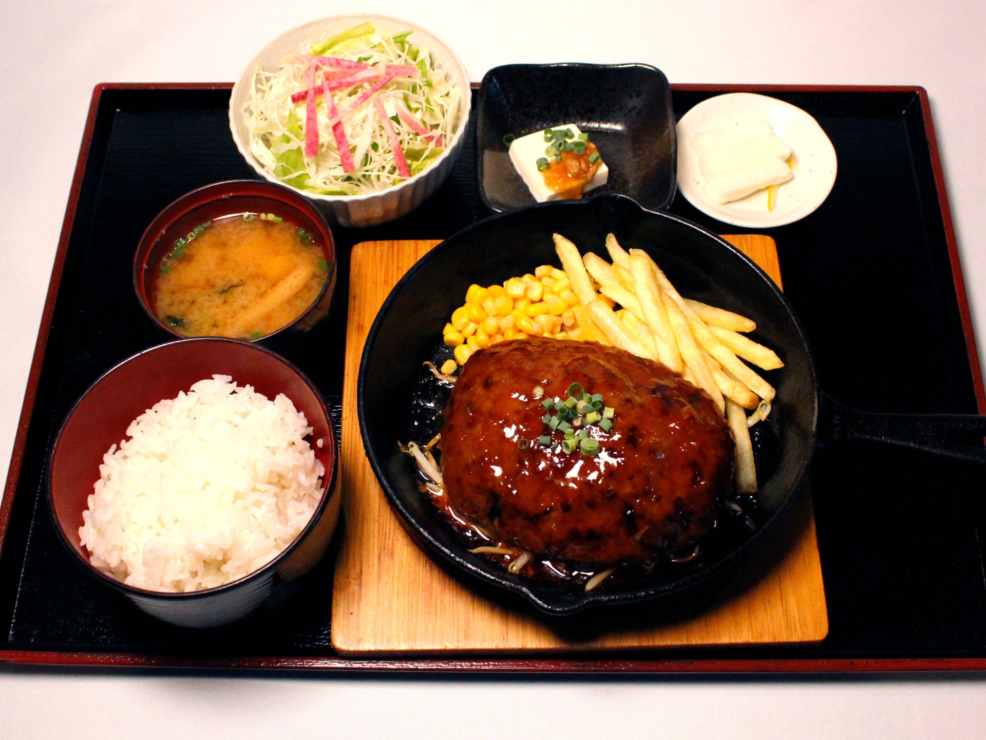 肉汁あふれるハンバーグ　ステーキもコスパ抜群　行列店が人気観光地に2号店オープン