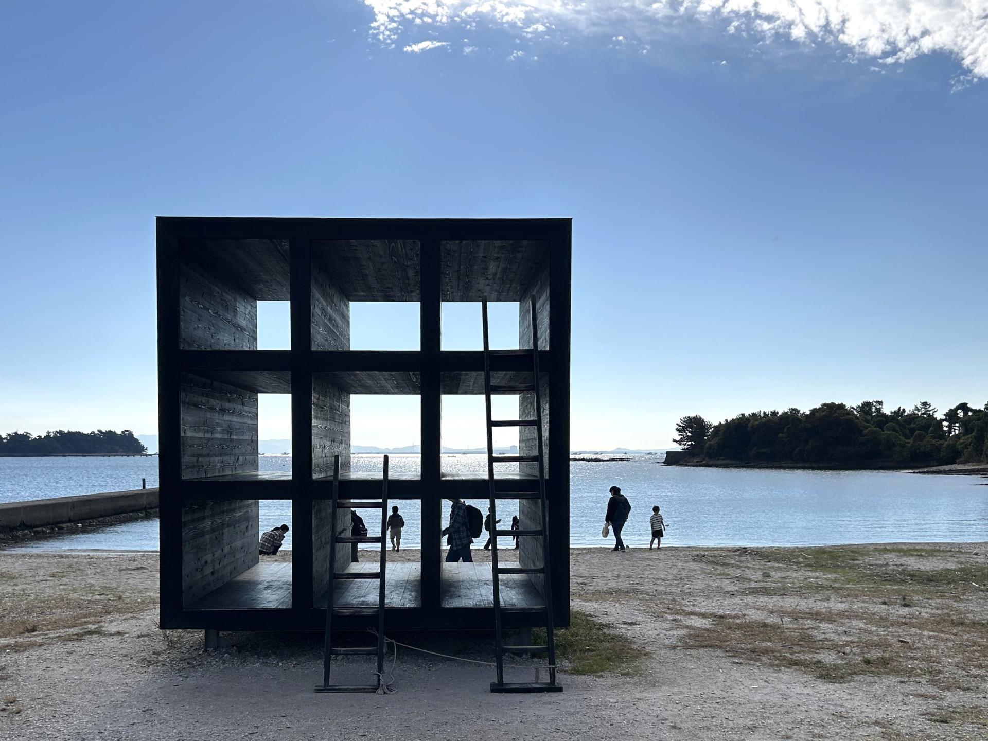 静岡県から日帰りOK 船で20分“近場の離島” 昭和の世界でアート・絶景・グルメ満喫