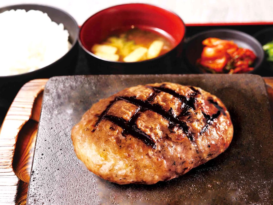 ハンバーグセット税込900円　ご飯・みそ汁・お供は食べ放題　人気チェーンで6月限定